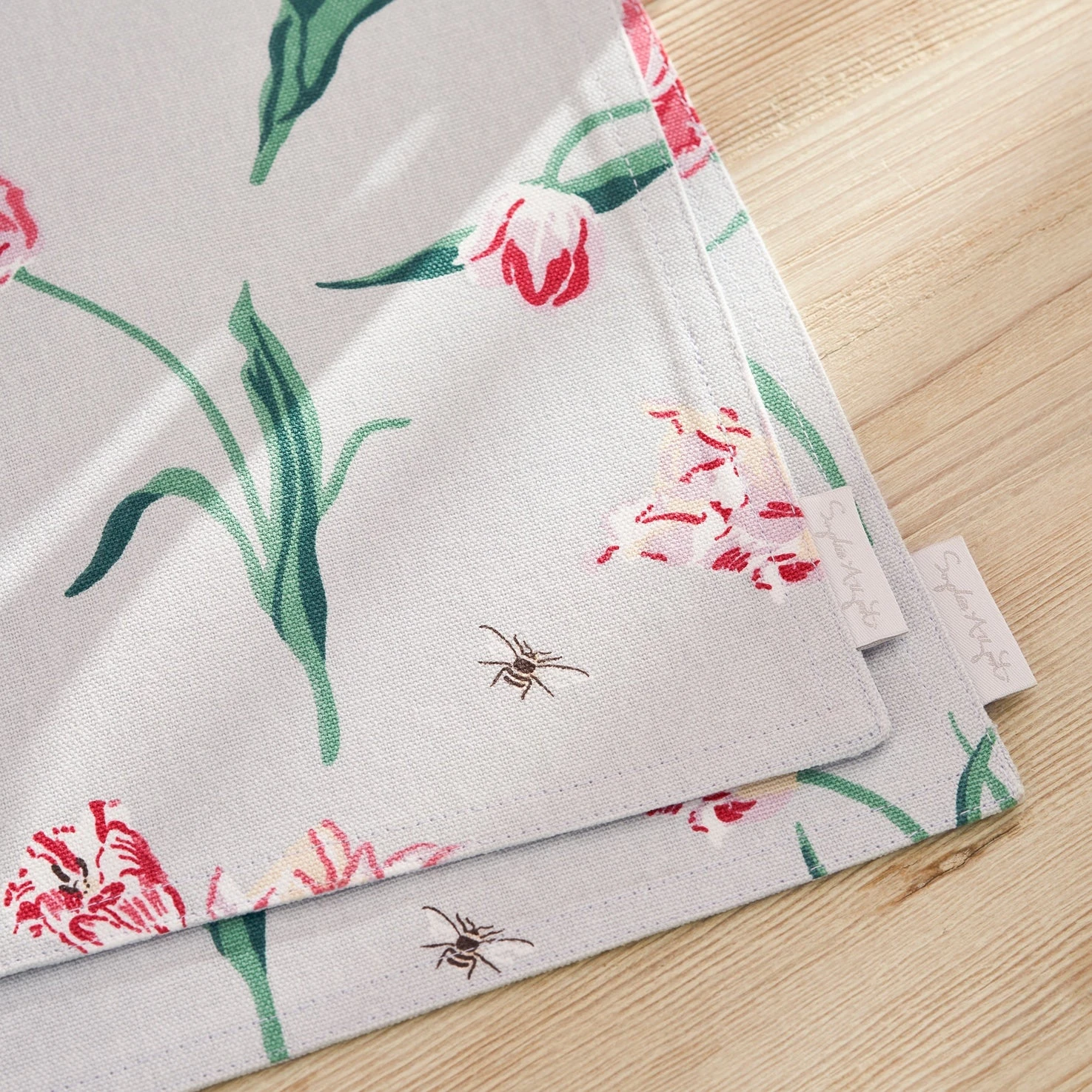 Tulips Fabric Placemats (Set Of 2) 4 Tulips Fabric Placemats (Set Of 2) - Image 2