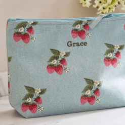 Strawberries Wash Bag -Sophie Allport SS24 ALL97B515 DETAIL PERSONALISED