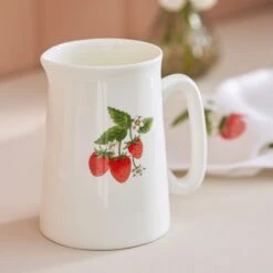 Strawberries Solo White Jug - Small 7 Strawberries Solo White Jug - Small -Sophie Allport SS24 MJ97W01 DETAIL