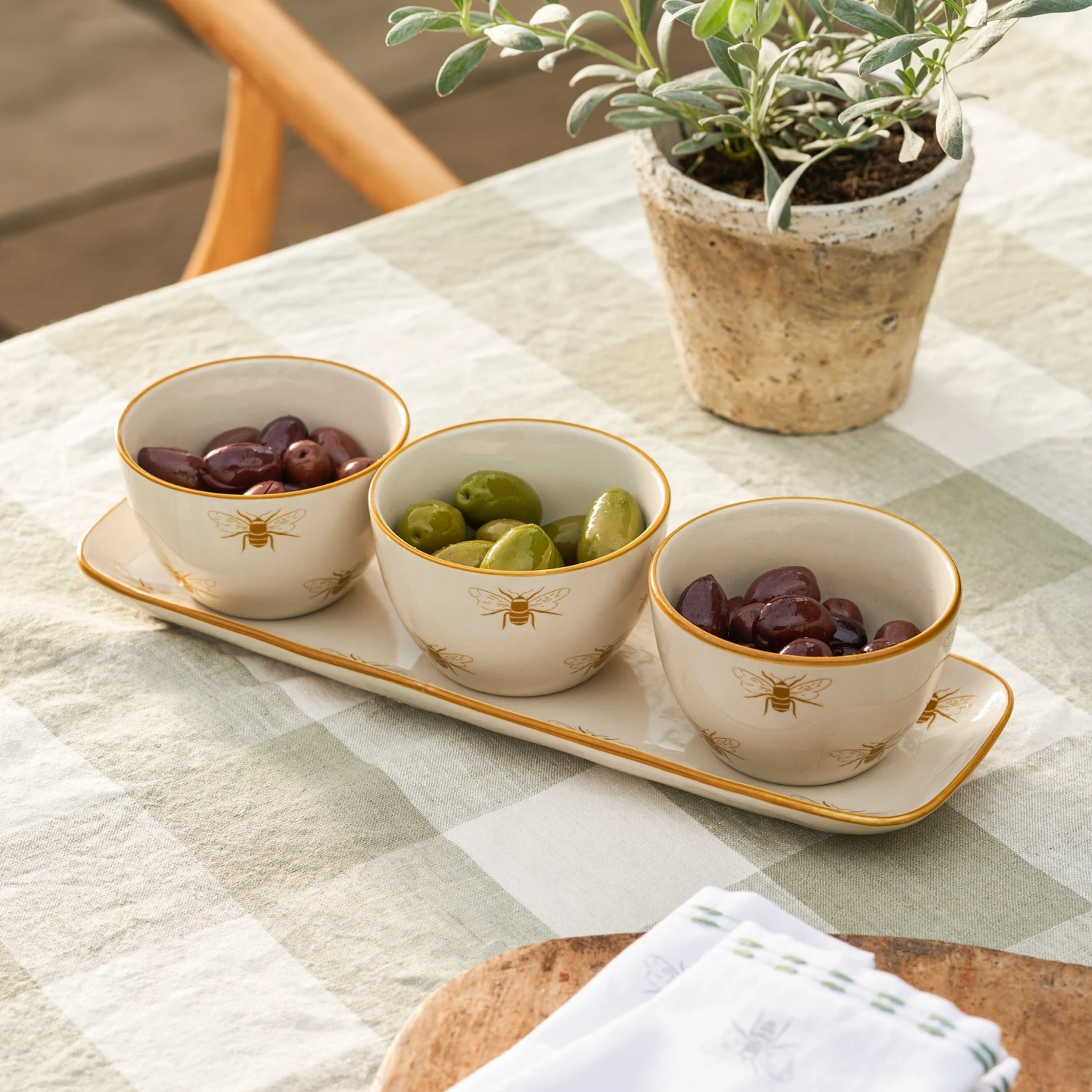 Bees Stoneware Nibbles Bowl (Set Of 3) 3 Bees Stoneware Nibbles Bowl (Set Of 3)