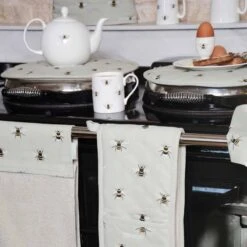 Bees Circular Hob Cover 9 Bees Circular Hob Cover -Sophie Allport all36100 bees double oven glove lifestyle high res web image