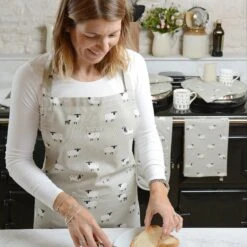 Sheep Adult Apron -Sophie Allport all43250 sheep adult apron lifestyle web e8d9d6de ad6c 46d7 a727 6f5d3e3cf16e