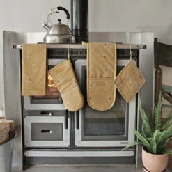 Giraffe Double Oven Glove 10 Giraffe Double Oven Glove -Sophie Allport all77601 all77150m all77100 all77125 giraffe zsl tea towel oven mitt double oven glove pot grab lifestyle high res square