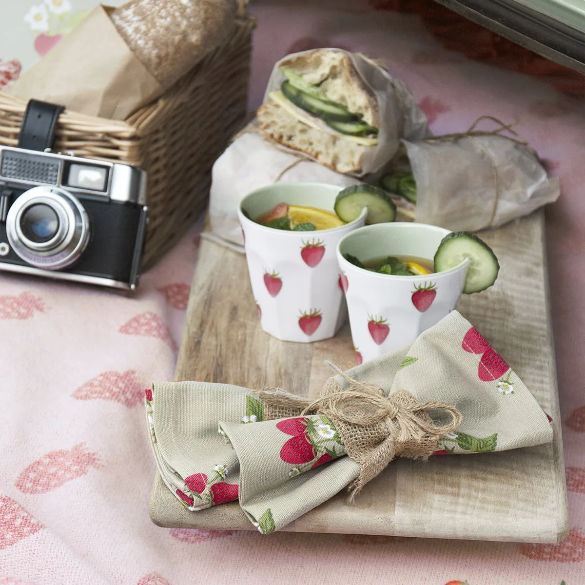 Strawberries Melamine Beaker 5 Strawberries Melamine Beaker - Image 3