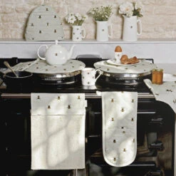 Bees Roller Hand Towel -Sophie Allport bees collection lifestyle high res 1 web image 4 36249056 4be3 415d 8872 cc7f9dd798a7