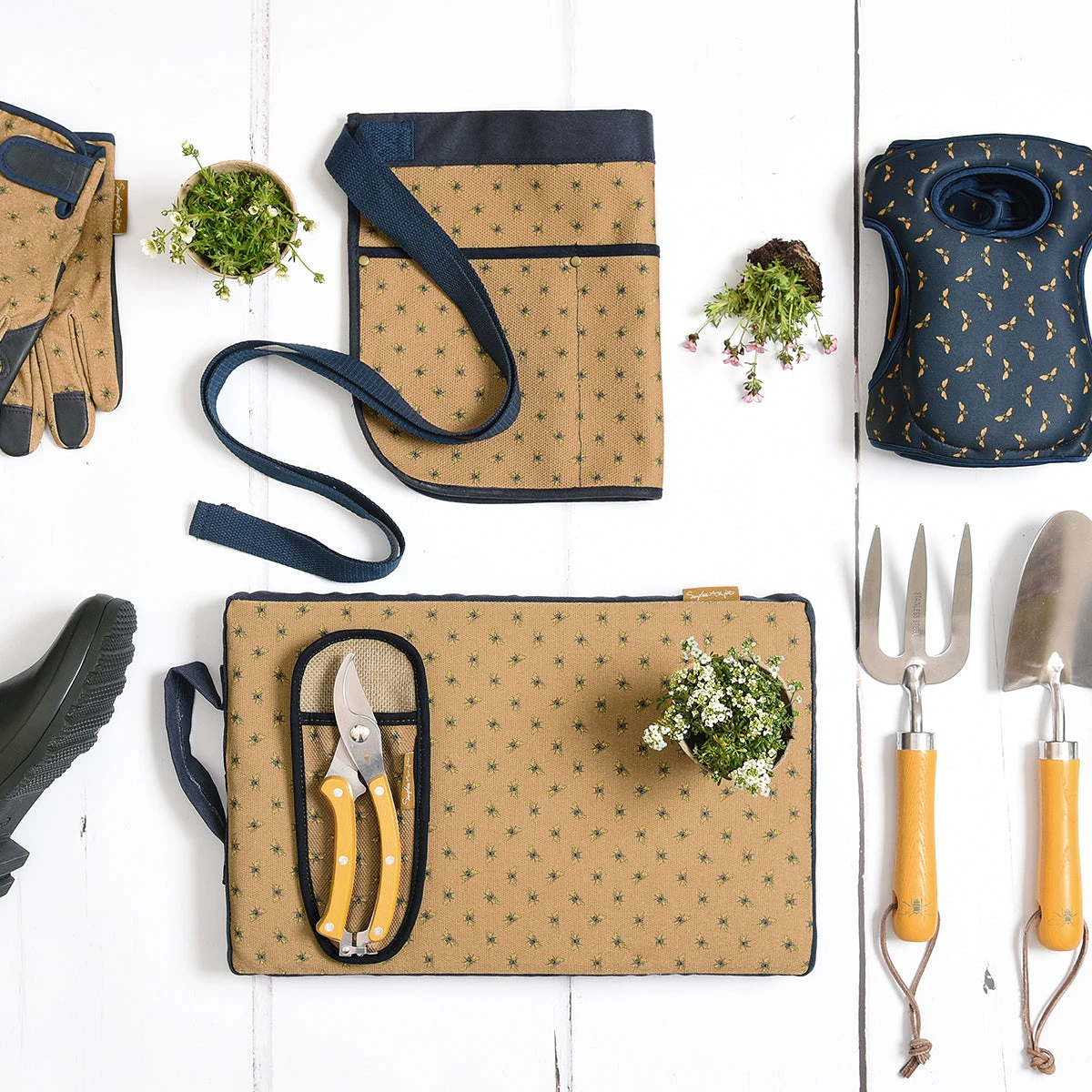 Bees Garden Belt Apron 5 Bees Garden Belt Apron - Image 3