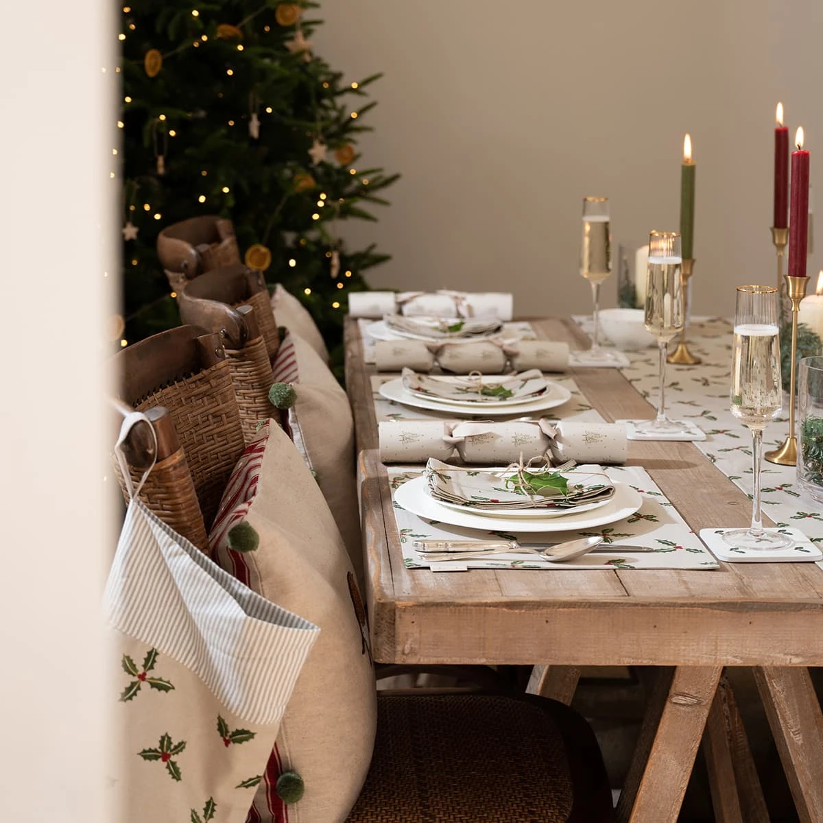 Holly & Berry Napkins (Set Of 4) 6 Holly & Berry Napkins (Set Of 4) - Image 4