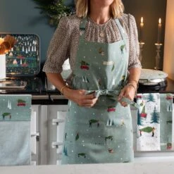 Home For Christmas Roller Hand Towel -Sophie Allport home for christmas adult apron lifestyle all60250 aw22 1 high res square 5951ee9a 9349 4398 beab 29c382189667