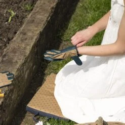 Bees Gardening Gloves 14 Bees Gardening Gloves -Sophie Allport lgk3644 ga36485 ga36475 beesgardening lifestyle high res square