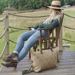 Giraffe Weekend Oundle Bag 11 Giraffe Weekend Oundle Bag -Sophie Allport poly77515w giraffe weekend oundle bag lifestyle high res square