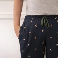 Robin Mens Pyjama Bottoms -Sophie Allport robin mens pyjama bottoms lifestyle pmb104m aw22 2 high res square