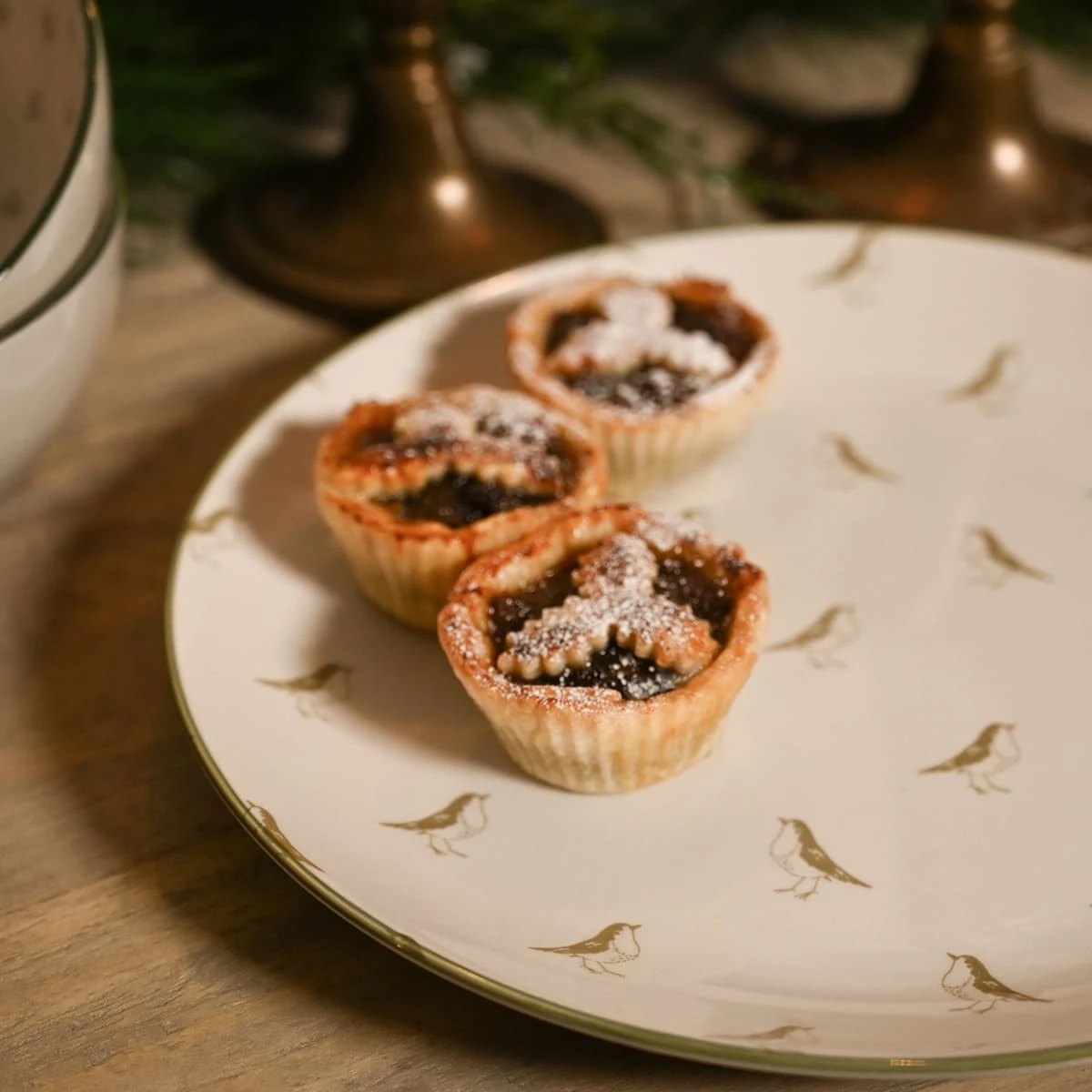 Robin Stoneware Dinner Plate 5 Robin Stoneware Dinner Plate - Image 3